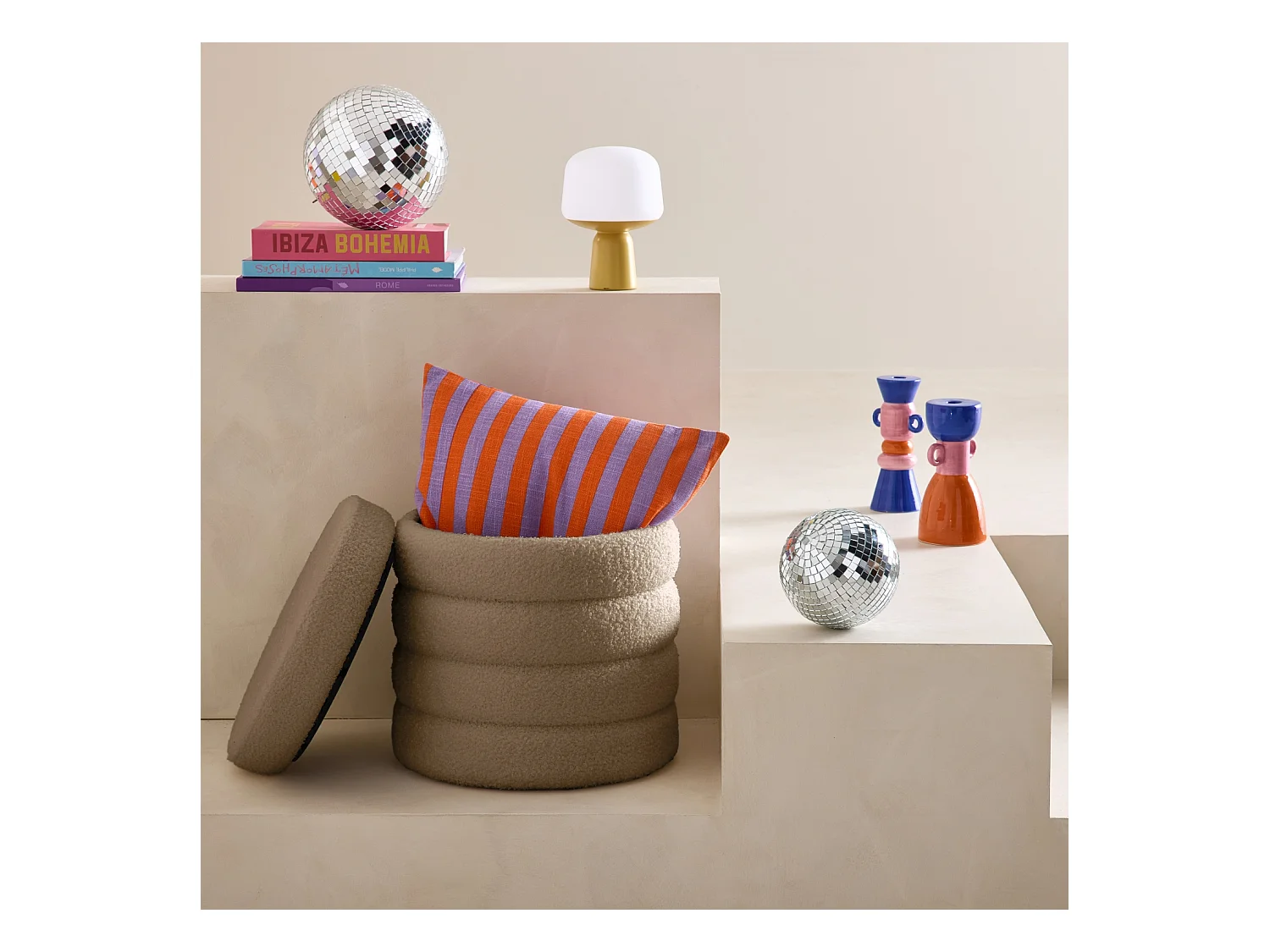 Tabouret en bouclettes taupe avec coffre de rangement intégré