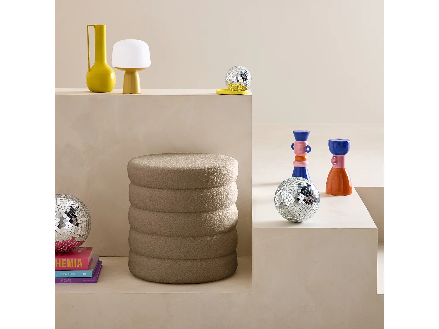 Tabouret en bouclettes taupe avec coffre de rangement intégré