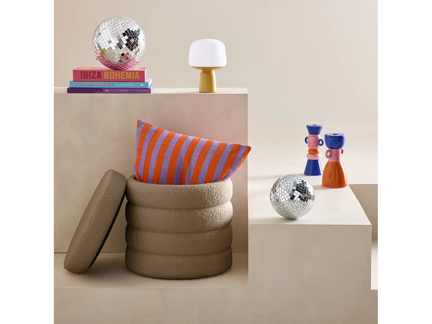 Tabouret en bouclettes taupe avec coffre de rangement intégré