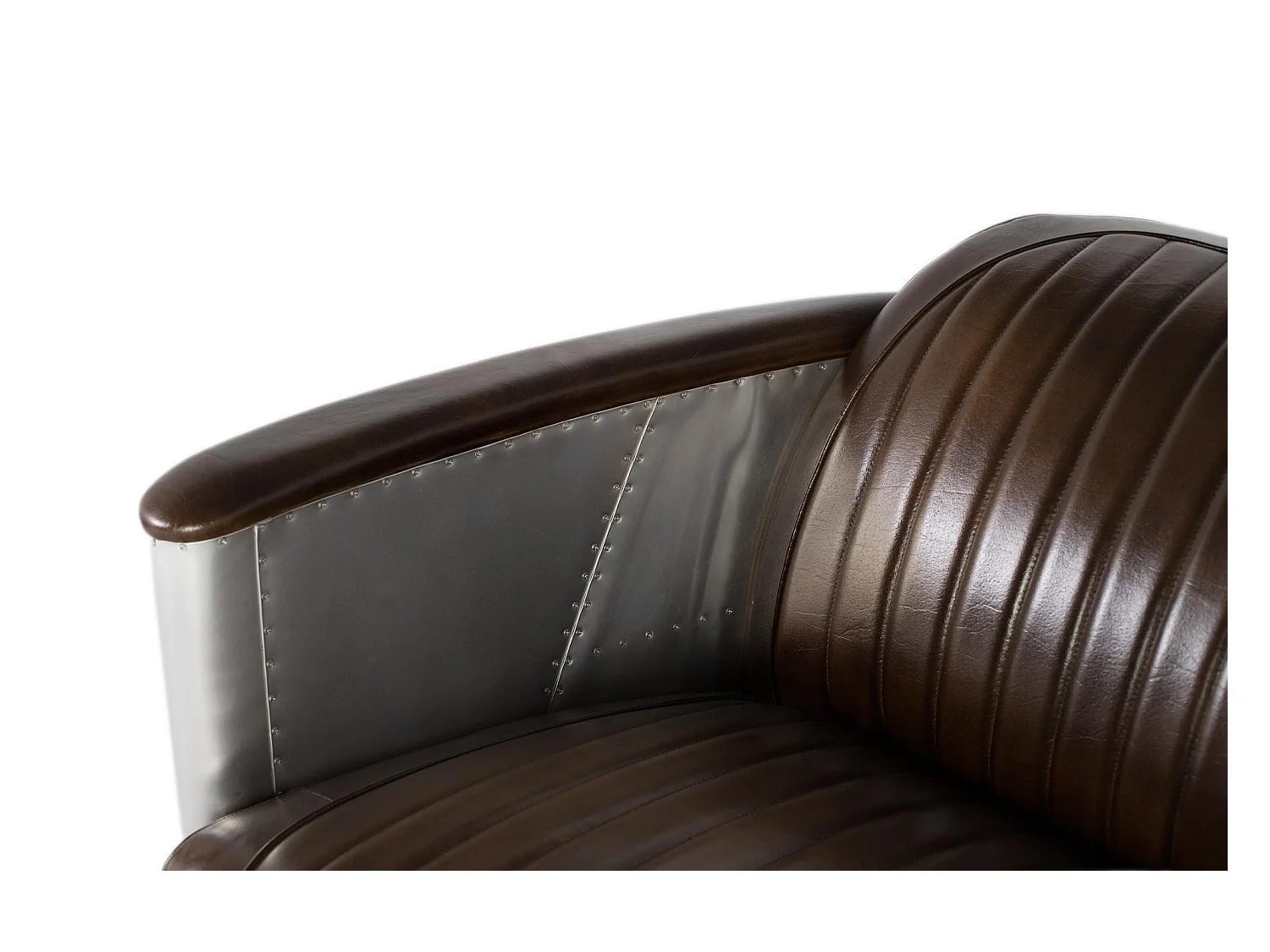 Tweezitsbank bekleed met bruin leer met een antieke afwerking