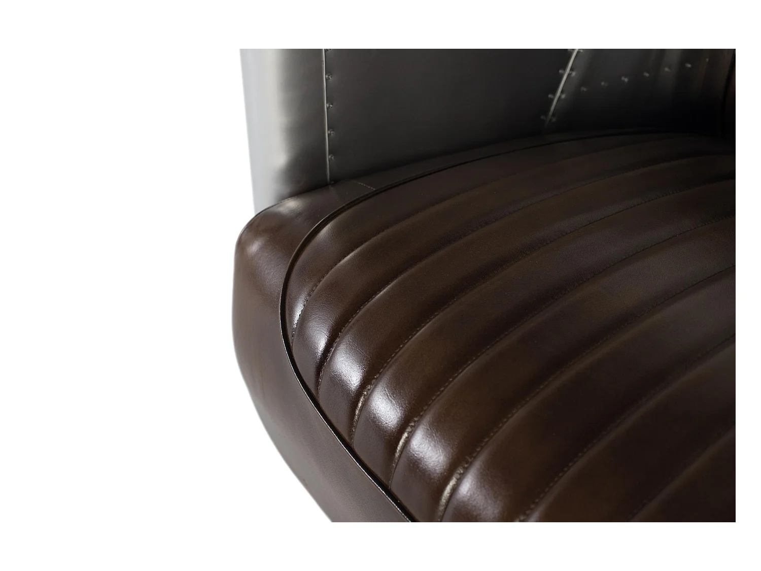 Tweezitsbank bekleed met bruin leer met een antieke afwerking