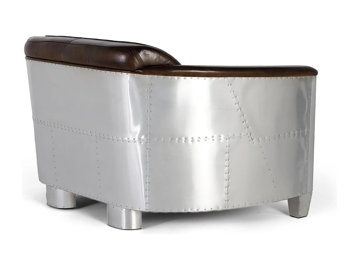 Canapé deux places recouvert de cuir marron avec une finition antique