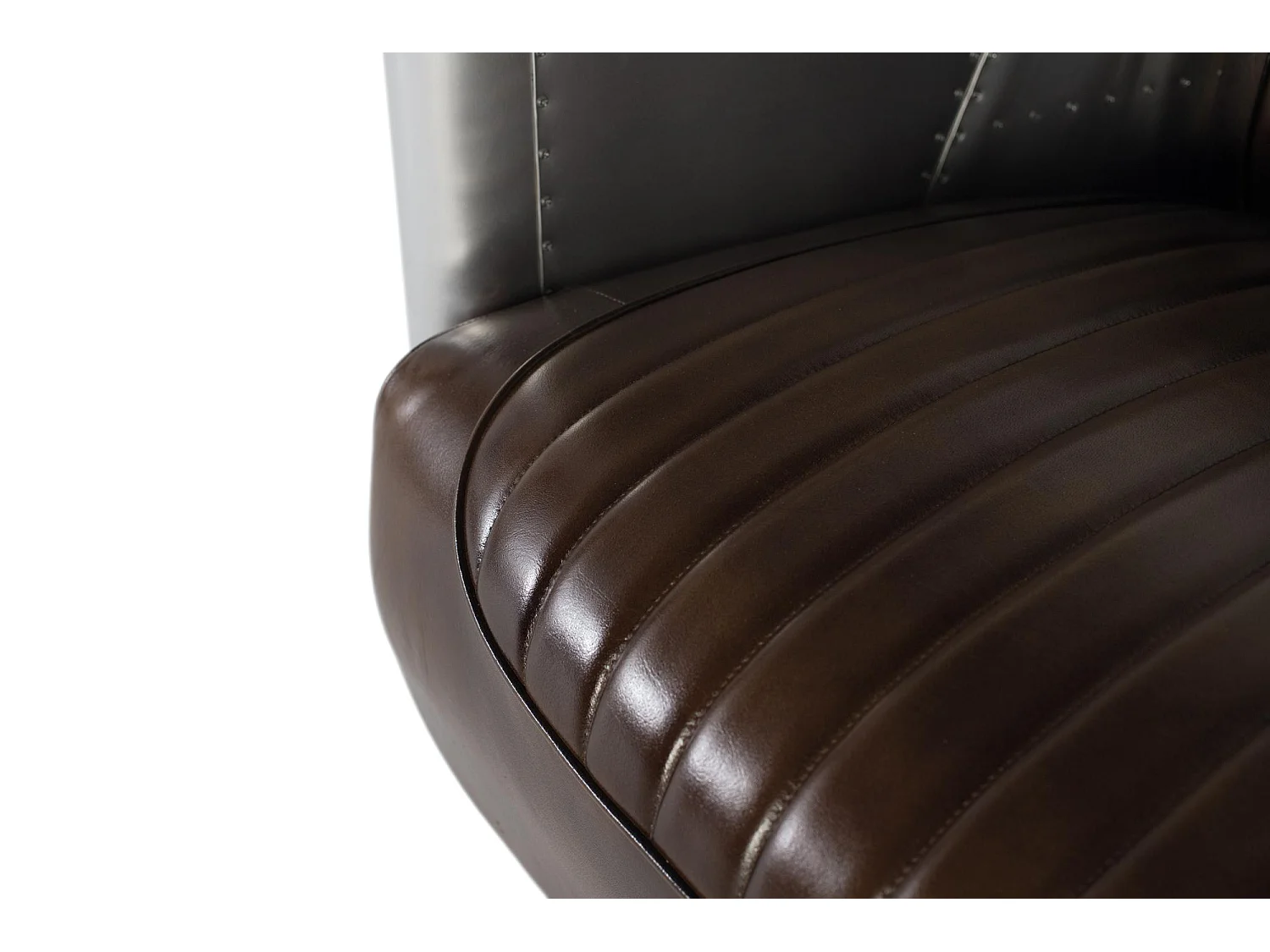 Canapé deux places recouvert de cuir marron avec une finition antique