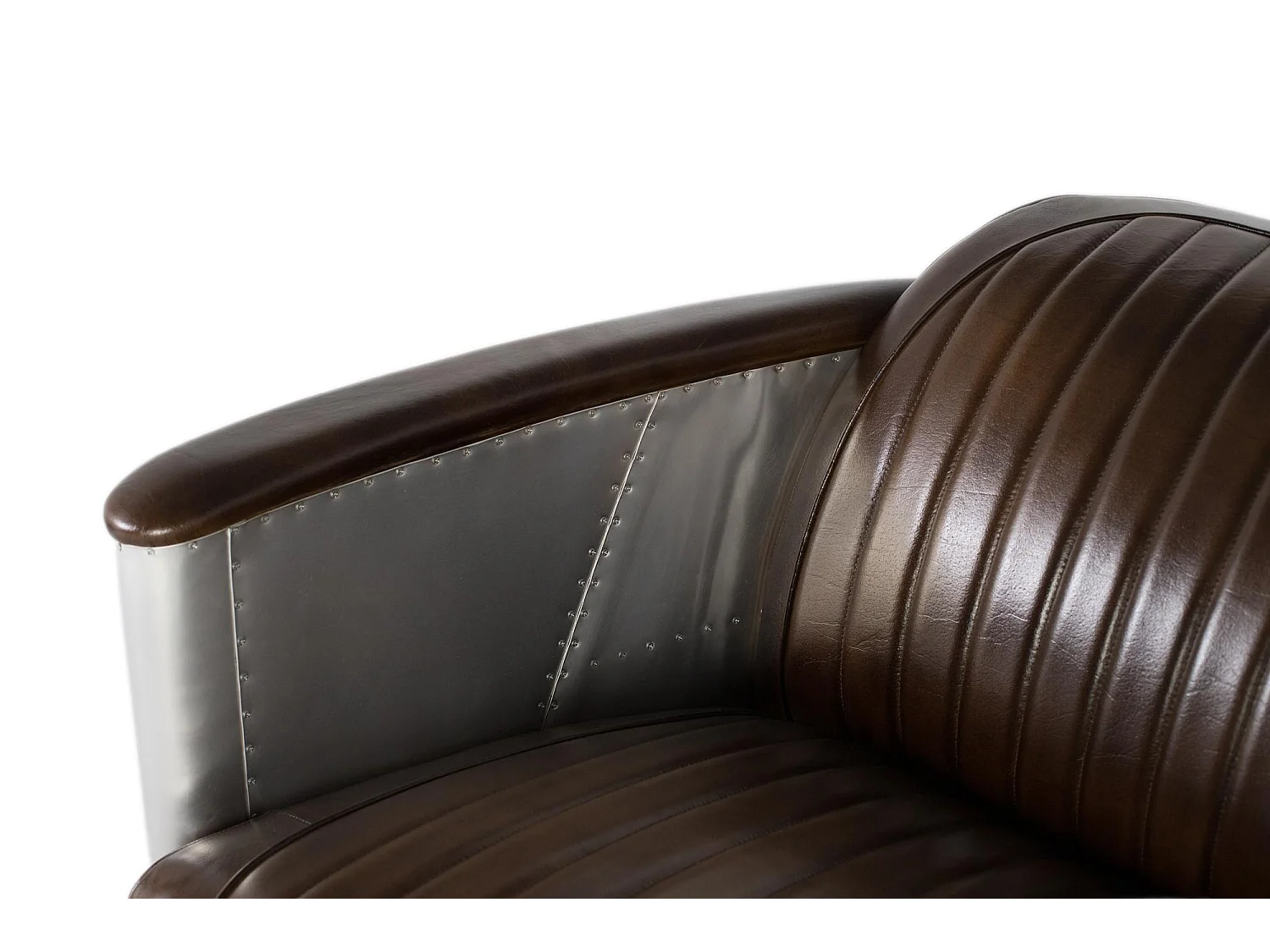 Canapé deux places recouvert de cuir marron avec une finition antique