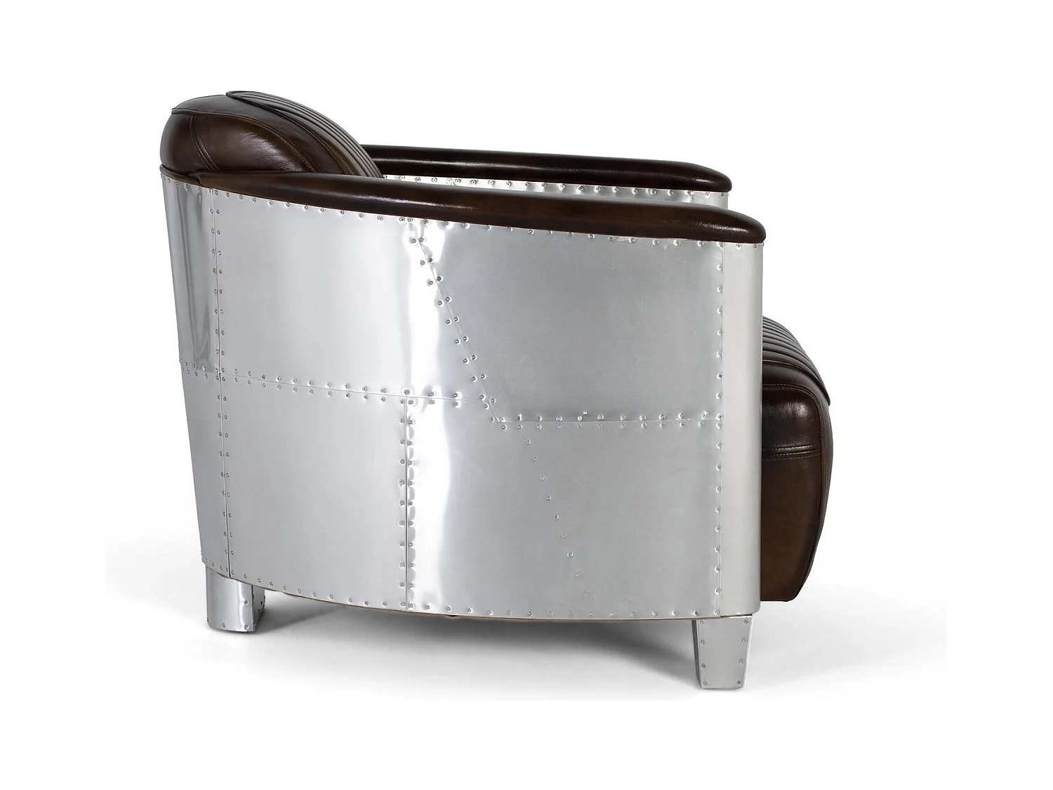 Fauteuil bekleed met bruin leer met een verouderde afwerking