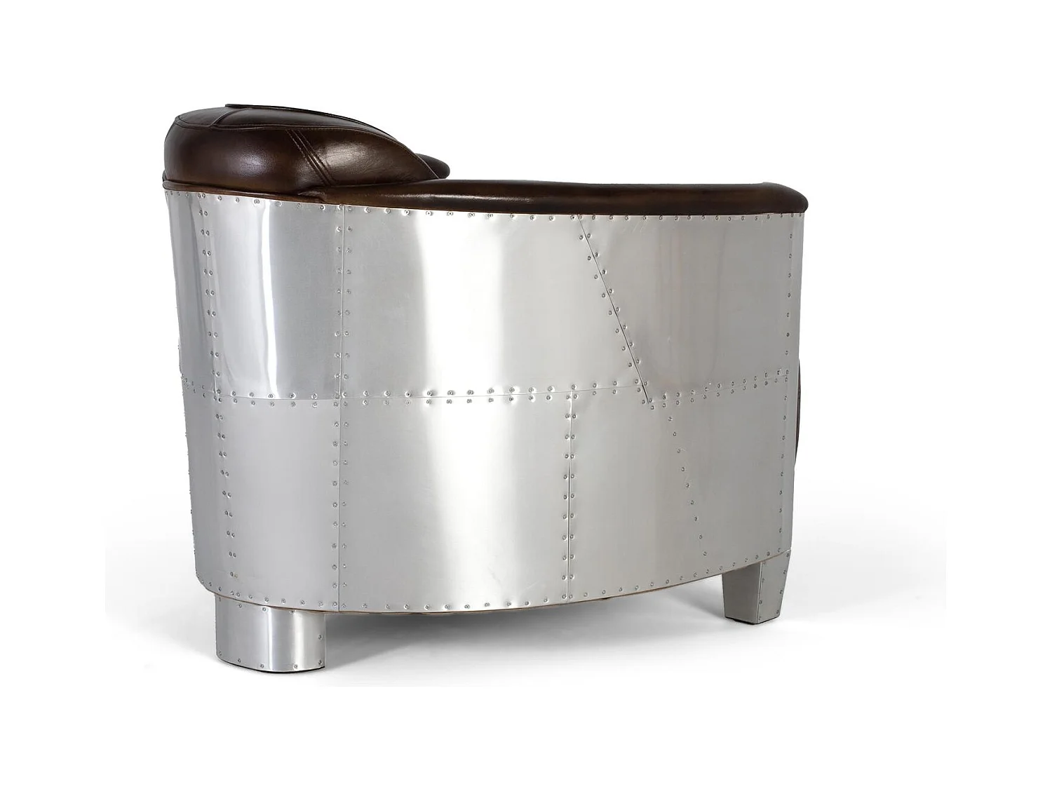 Fauteuil bekleed met bruin leer met een verouderde afwerking