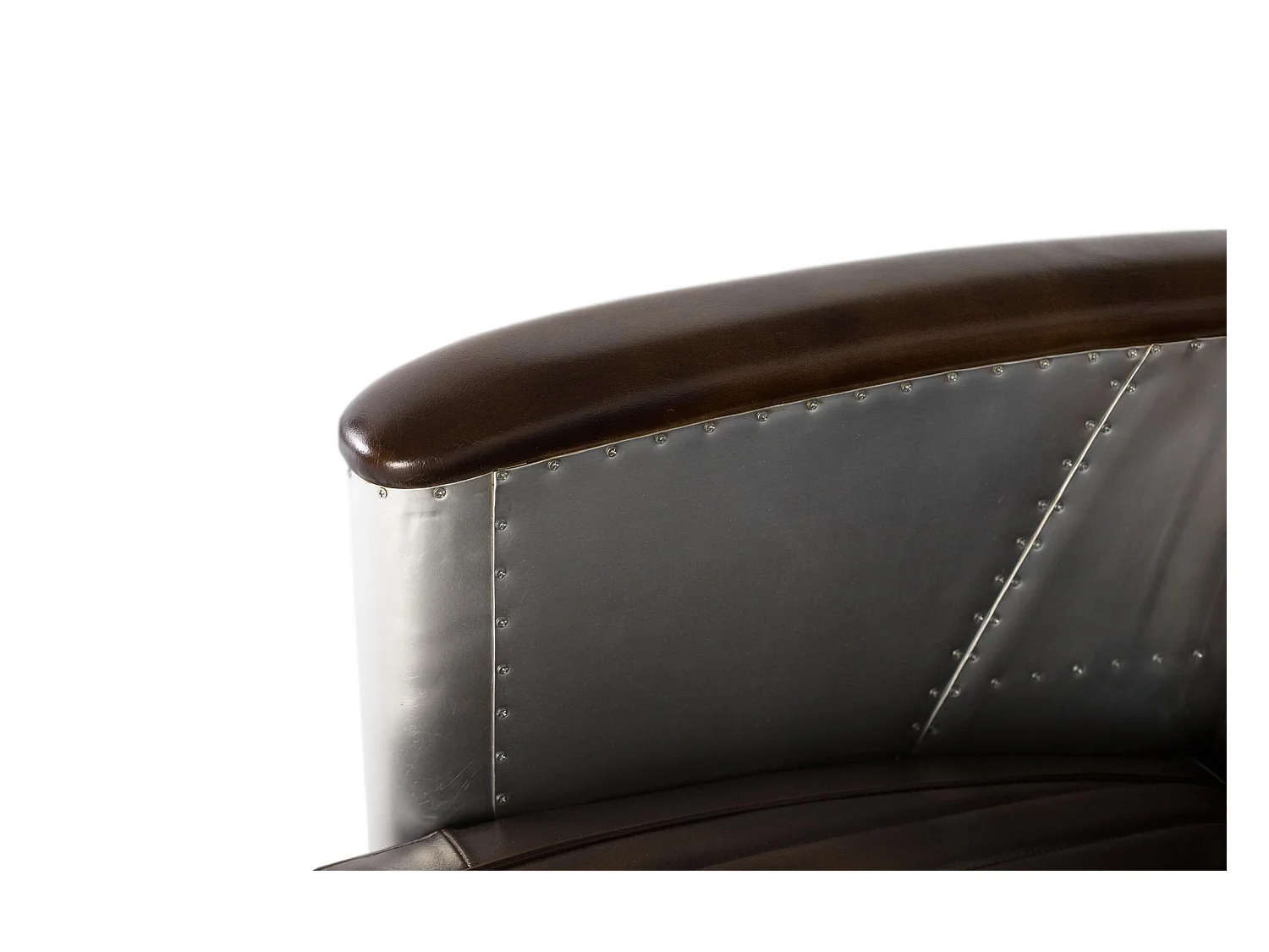 Fauteuil bekleed met bruin leer met een verouderde afwerking