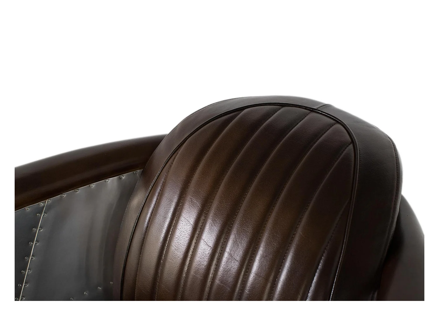 Fauteuil bekleed met bruin leer met een verouderde afwerking