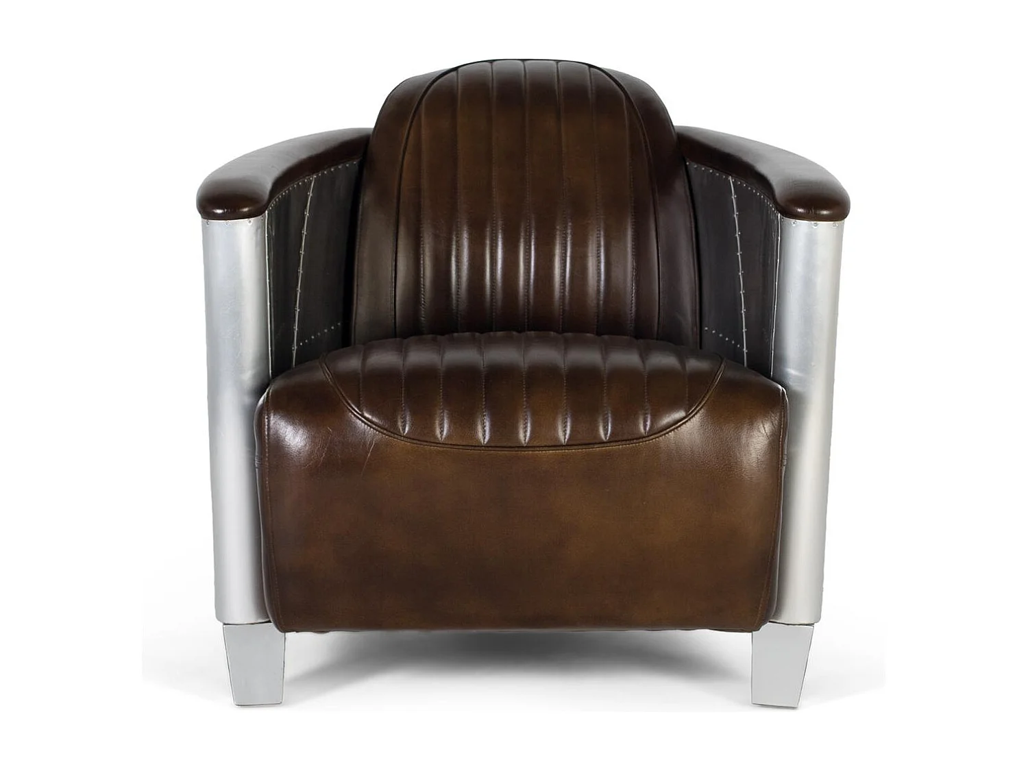 Fauteuil recouvert de cuir marron avec une finition vieillie