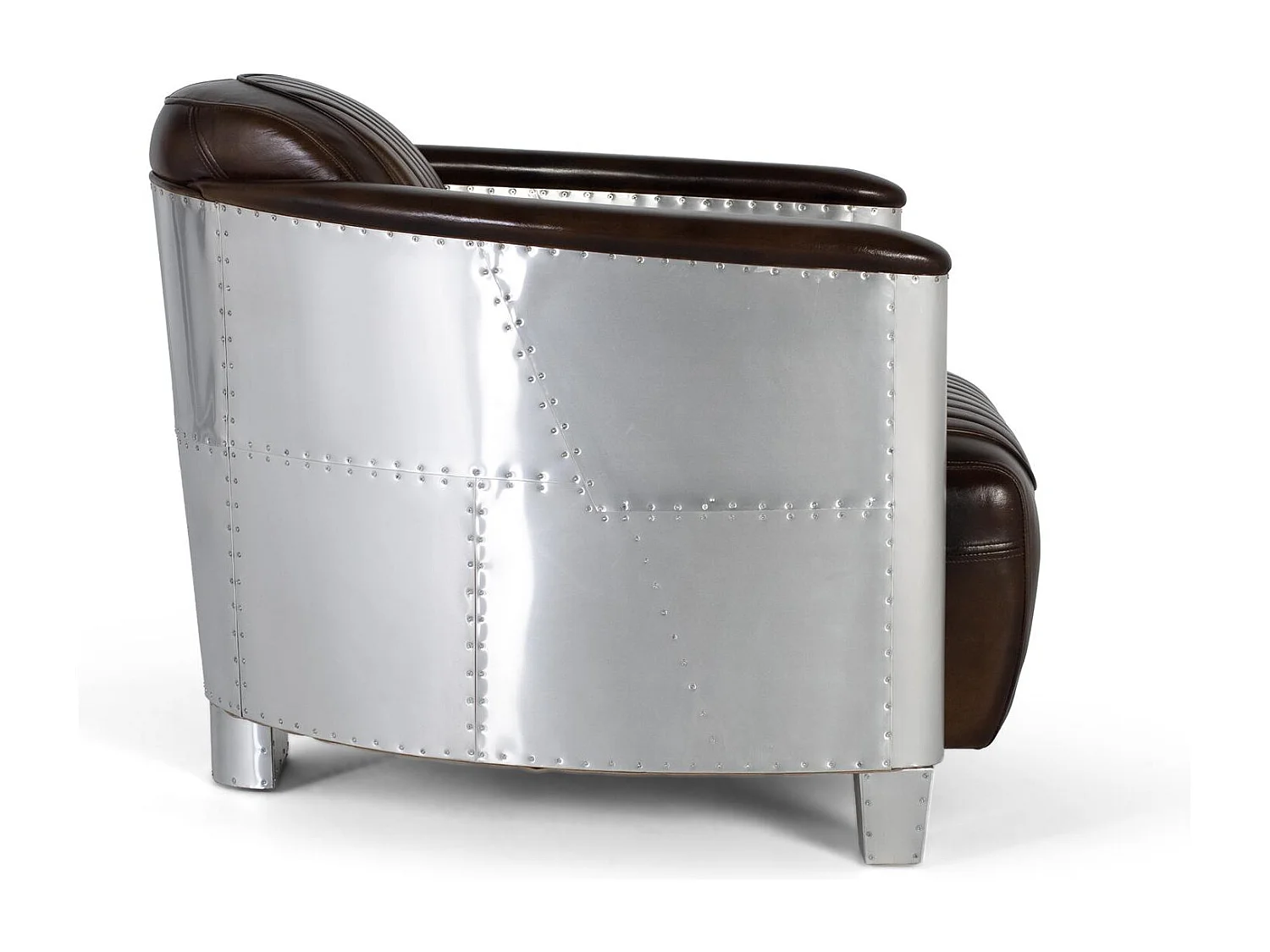 Fauteuil recouvert de cuir marron avec une finition vieillie