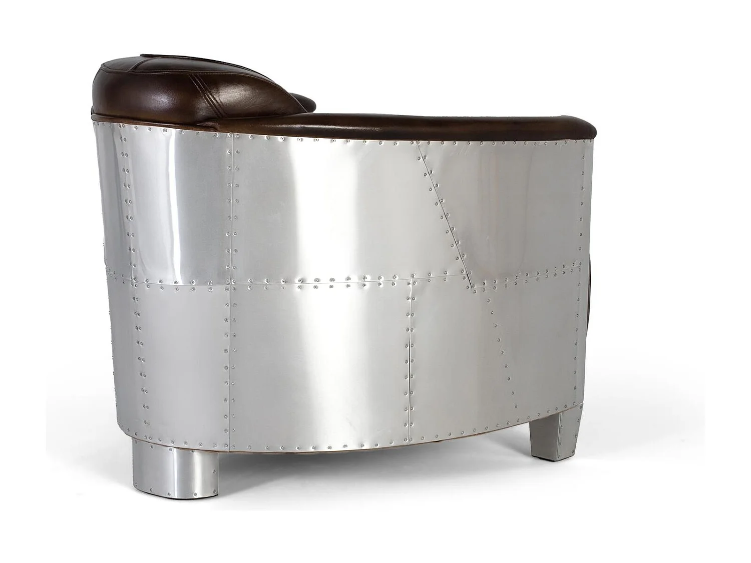 Fauteuil recouvert de cuir marron avec une finition vieillie