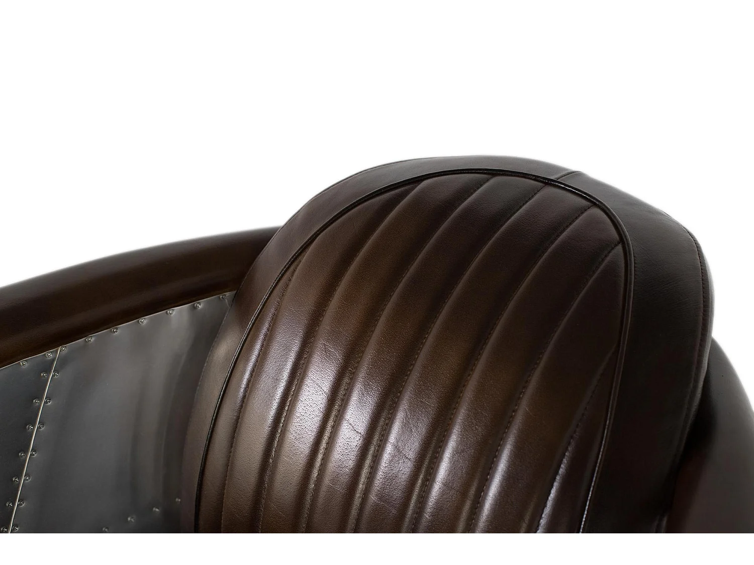 Fauteuil recouvert de cuir marron avec une finition vieillie