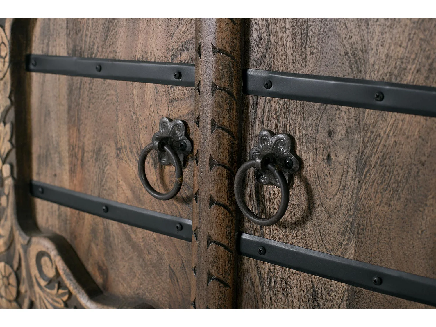 Credenza a quattro ante realizzata a mano in legno di mango