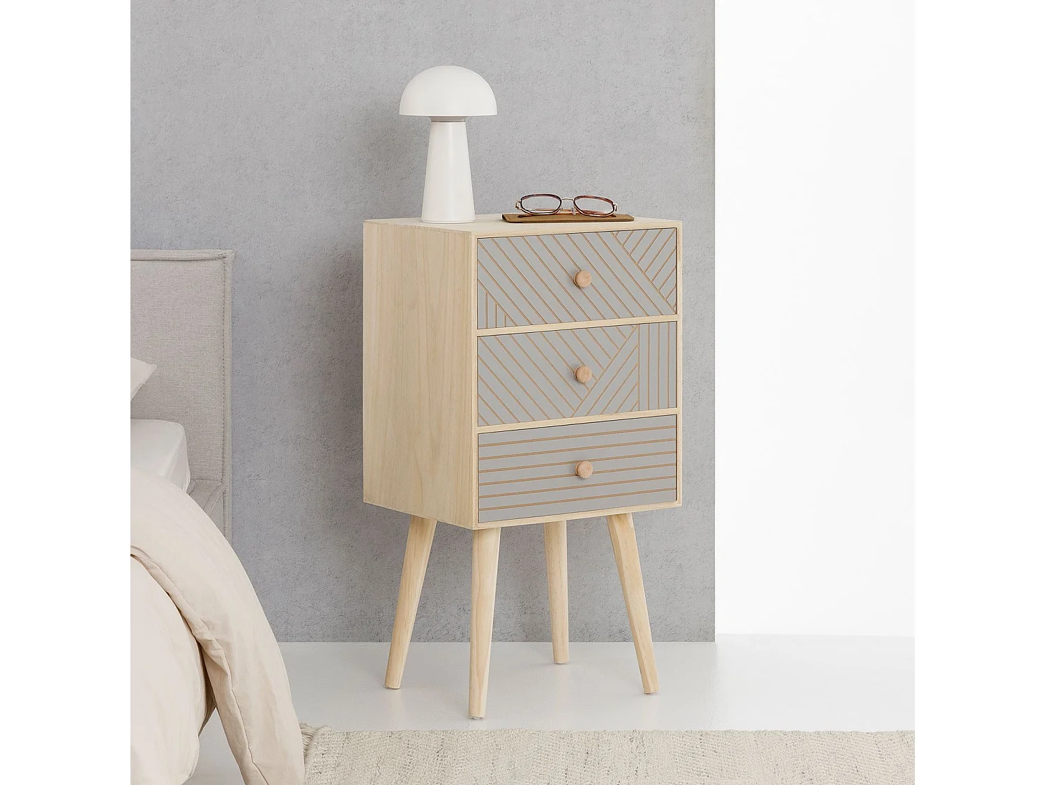 Table de chevet PELO H 67 cm en bois coloris gris et naturel avec 3 tiroirs motif rainurés, style scandinave