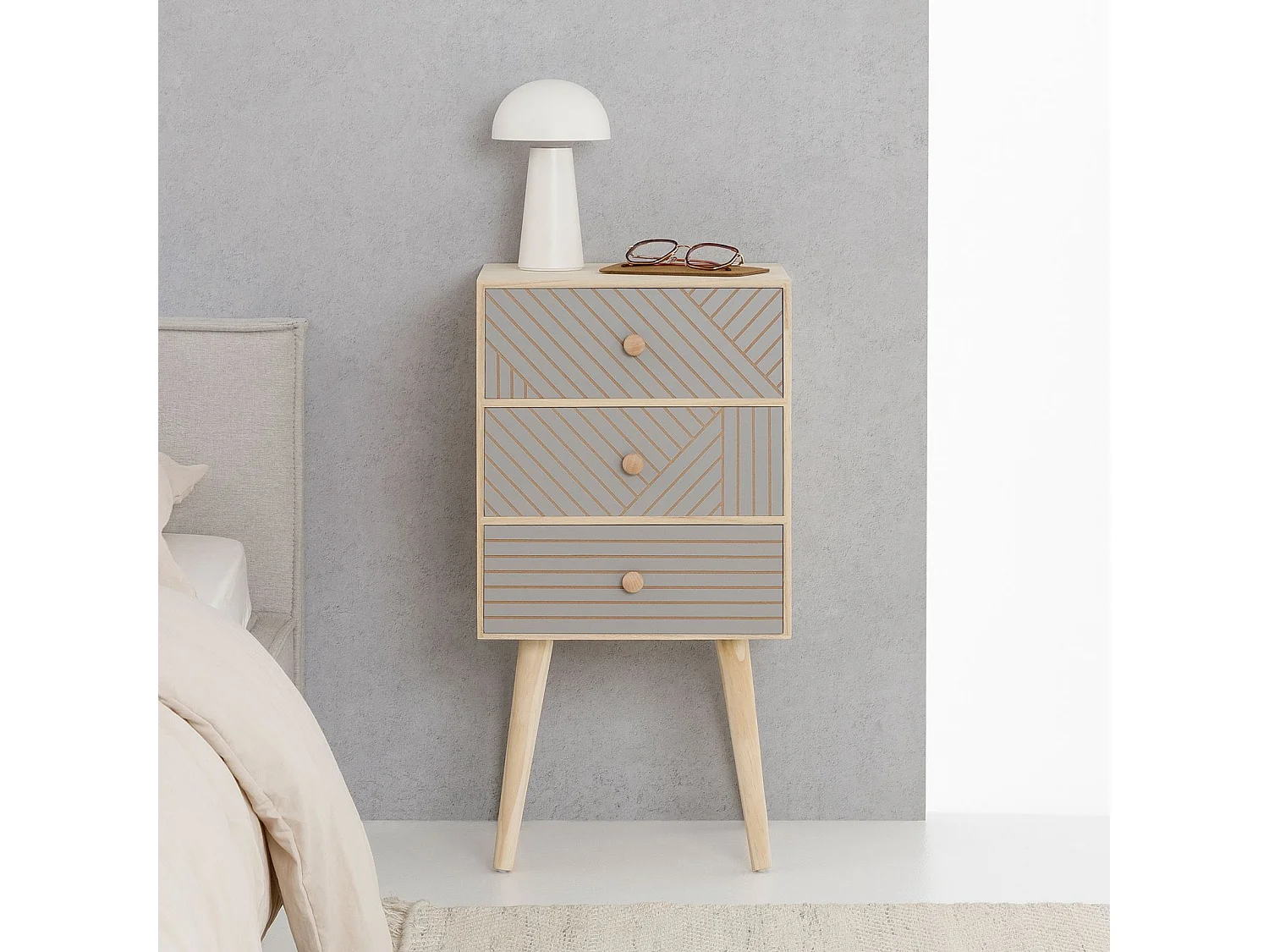 Table de chevet PELO H 67 cm en bois coloris gris et naturel avec 3 tiroirs motif rainurés, style scandinave