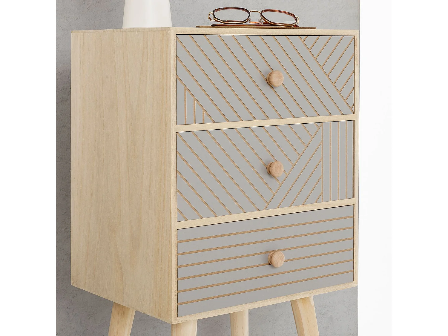 Table de chevet PELO H 67 cm en bois coloris gris et naturel avec 3 tiroirs motif rainurés, style scandinave