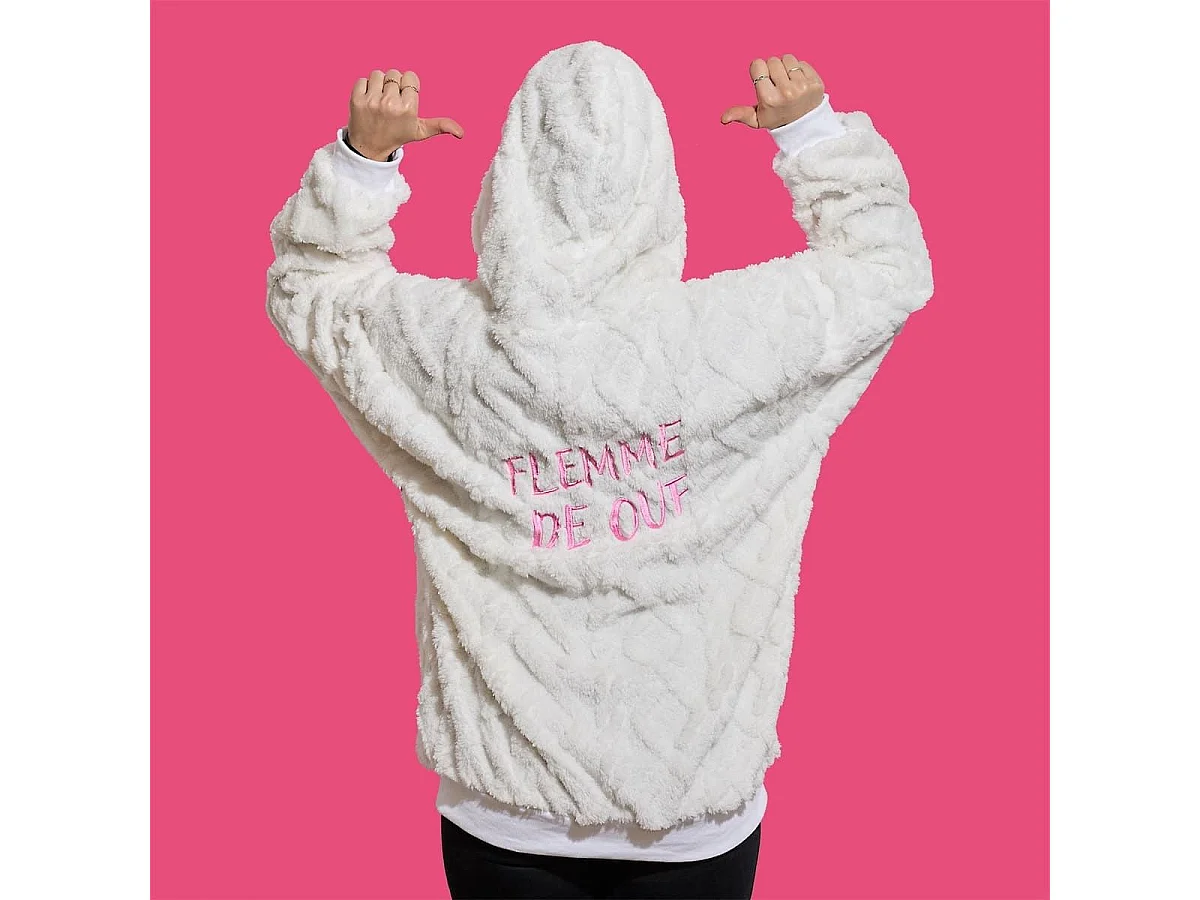 Sweat à Capuche ultra doux blanc avec une poche broderie "femme de ouf"