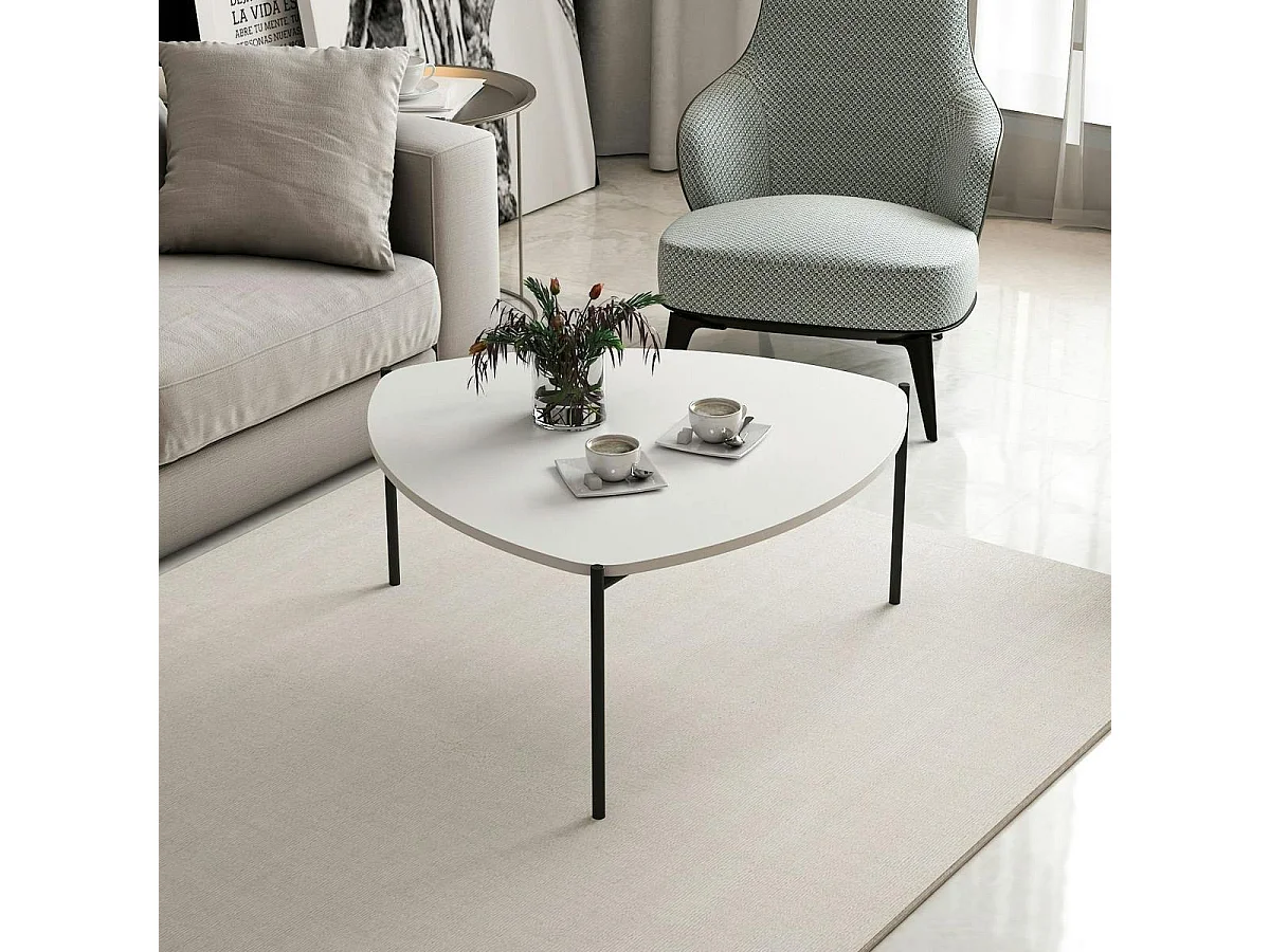 Table basse blanche, triangle organique pieds métal JENA