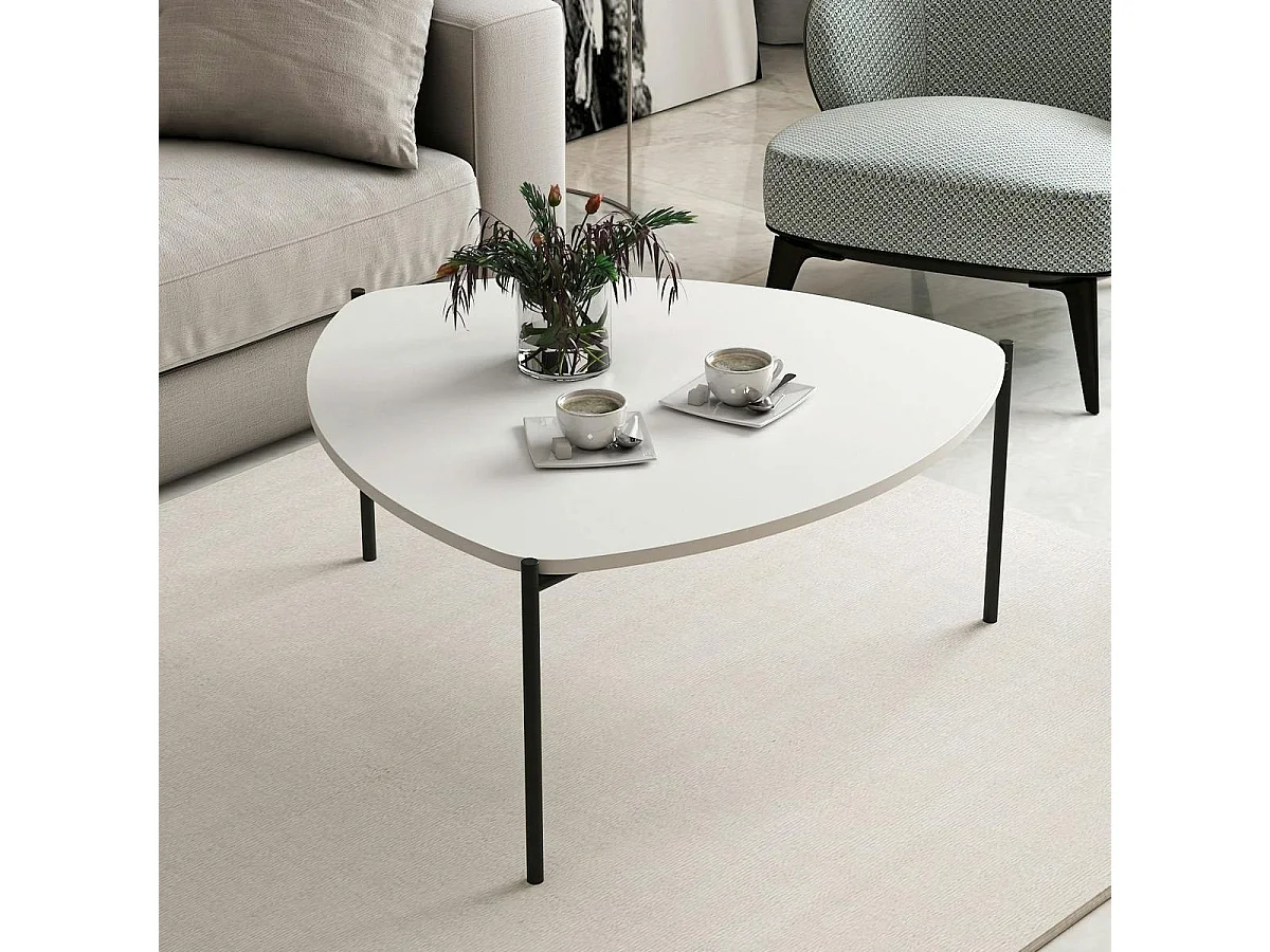 Table basse blanche, triangle organique pieds métal JENA
