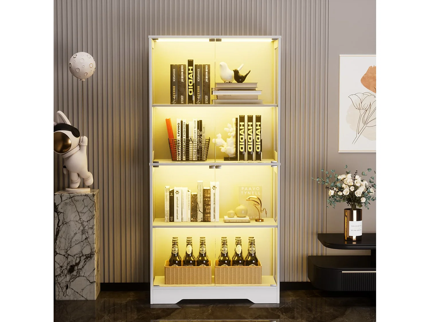 Vierstöckige Glasvitrine mit Stauraum,LED-Beleuchtung,Glastüren und intelligenten Sensoren.Als staubdichte Glasvitrine fürWohnzimmer geeignet