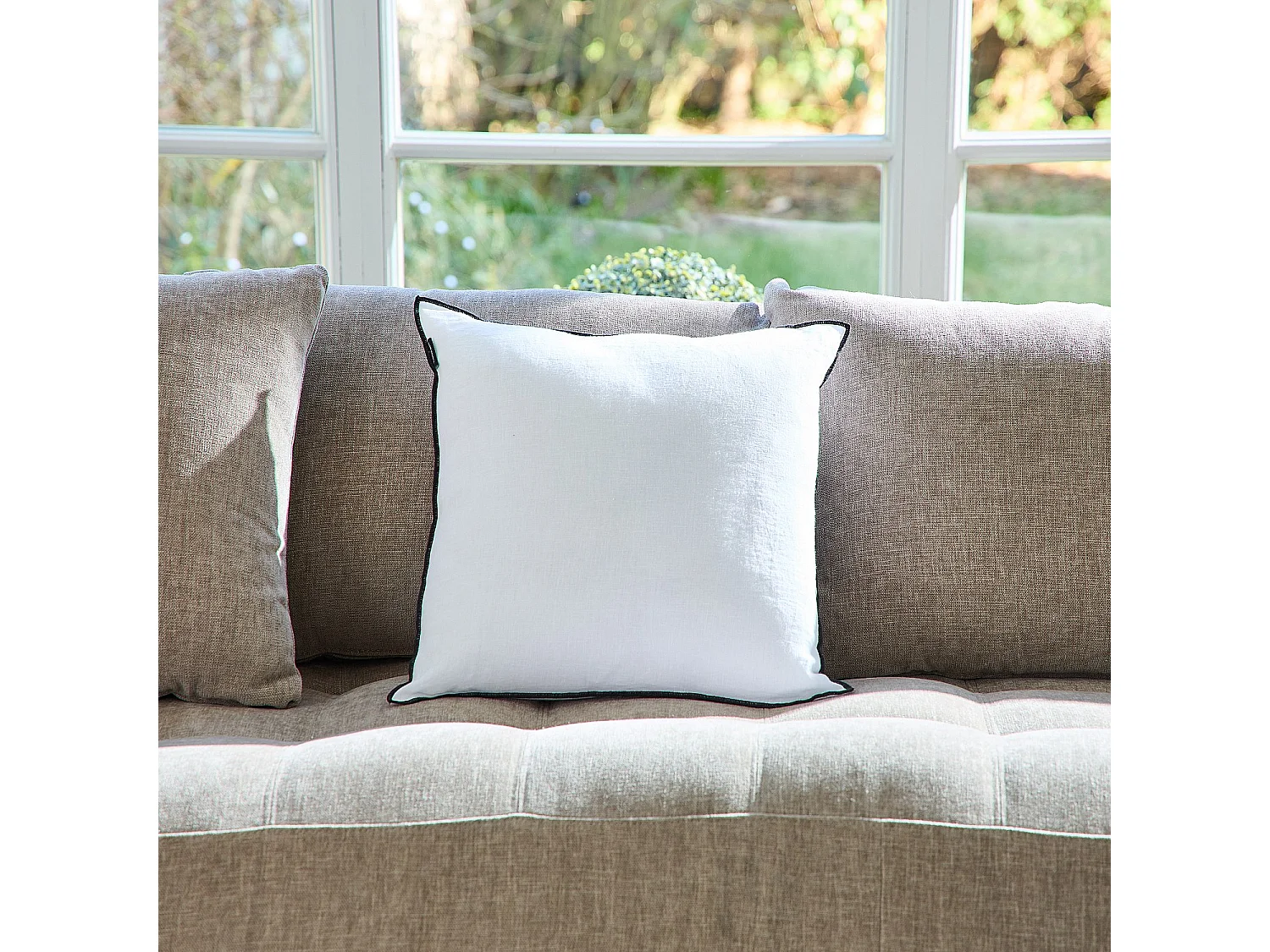 Coussin en lin à bourdon noir - 45 x 45 cm - Blanc