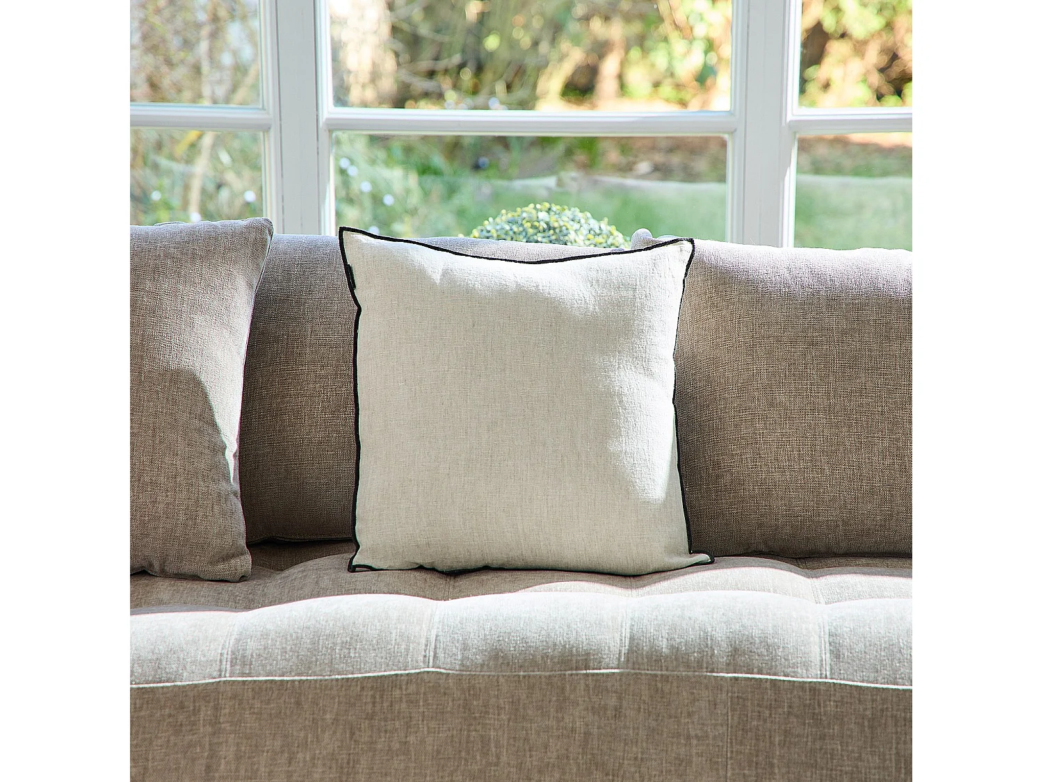 Habitat - Coussin en lin à bourdon noir - 45 x 45 cm - Naturel - Brunelle