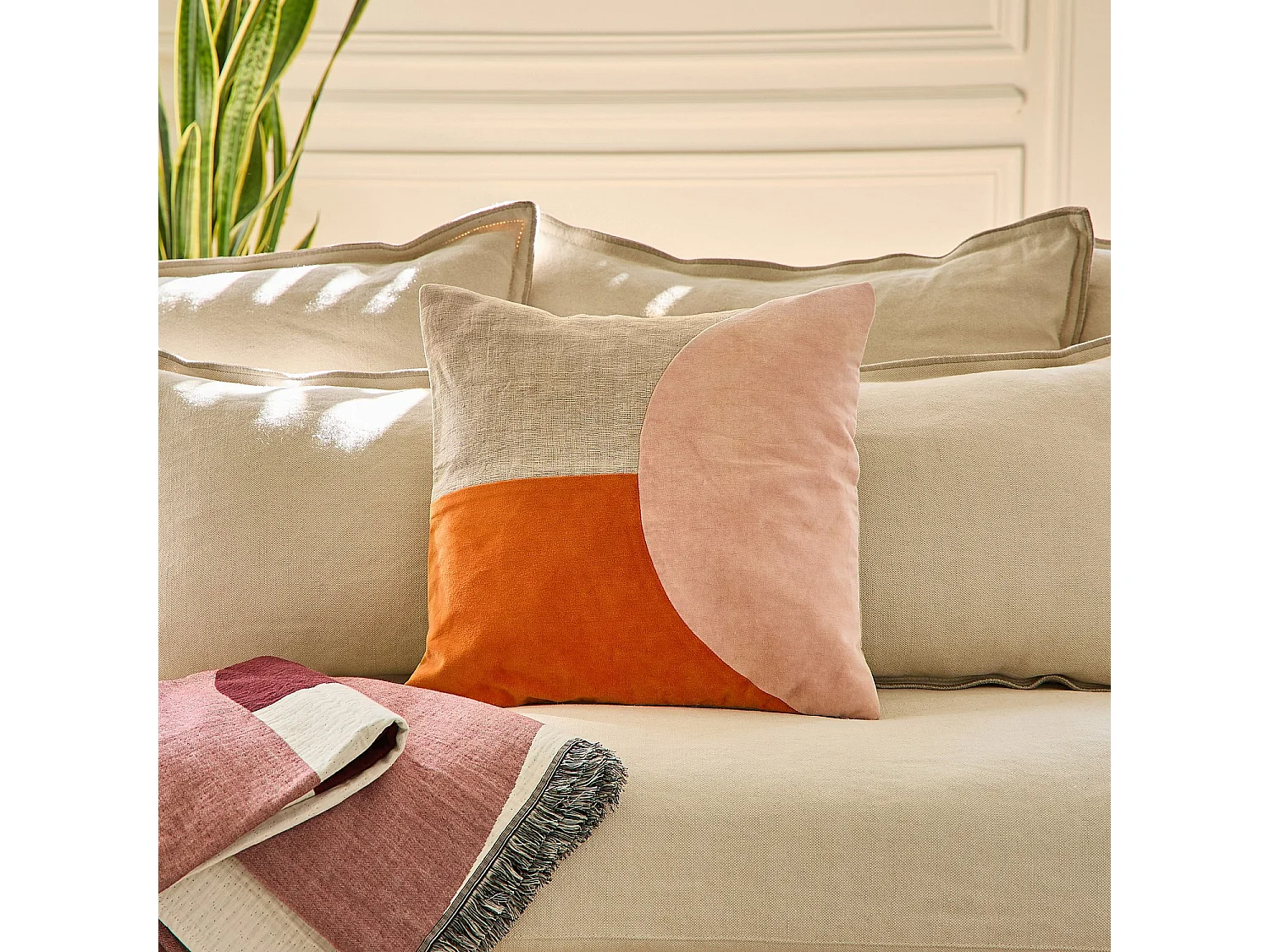 Coussin en lin et coton - 45 x 45 cm - Orange et rose pâle - Design by Floriane Jacques
