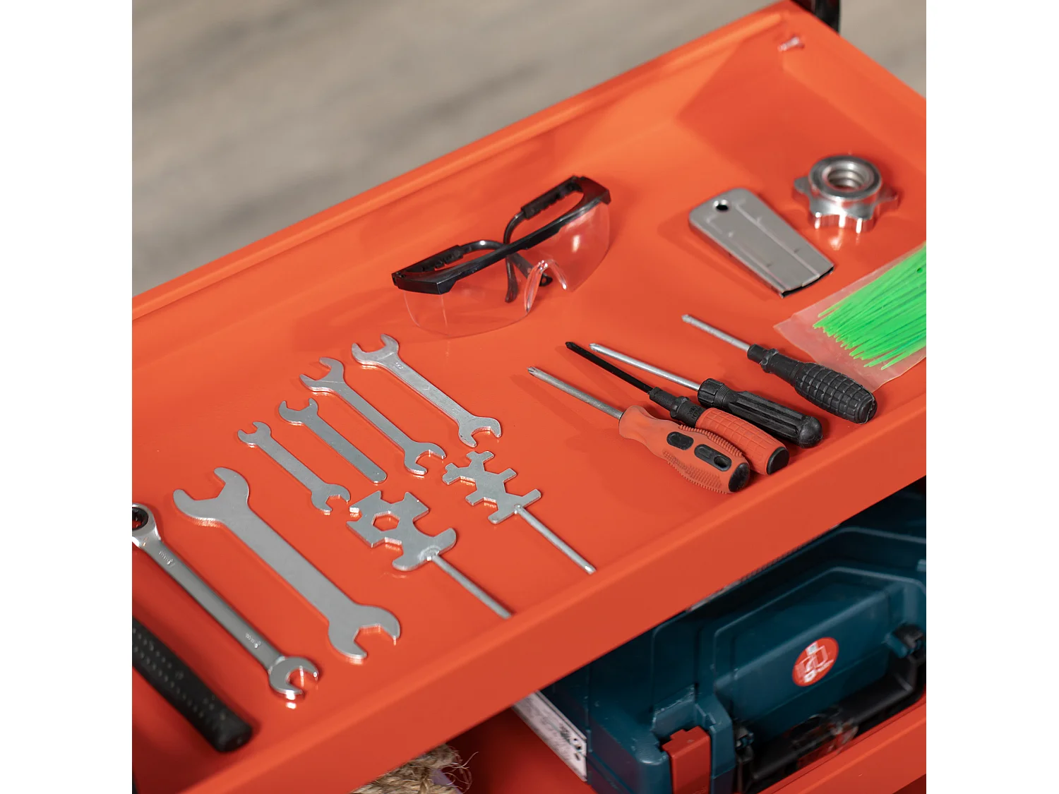 Chariot d'atelier servante 3 niveaux 3 panneaux perforés max. 100 Kg acier rouge noir