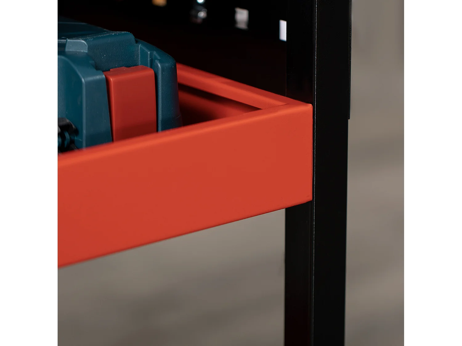 Chariot d'atelier servante 3 niveaux 3 panneaux perforés max. 100 Kg acier rouge noir