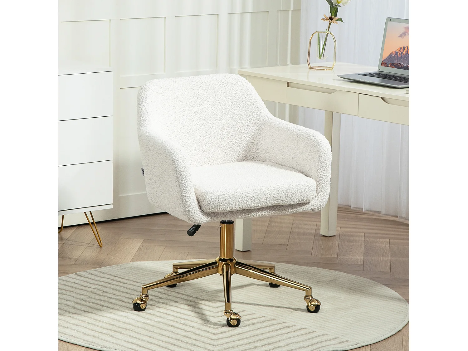Chaise de bureau style Art déco piètement acier doré assise dossier accoudoirs enveloppant effet laine bouclée crème