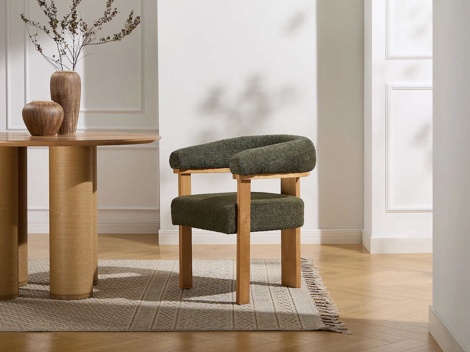 Chaise avec accoudoirs en tissu bouclette et bois d'hévéa naturel - Kaki - LIVELIA
