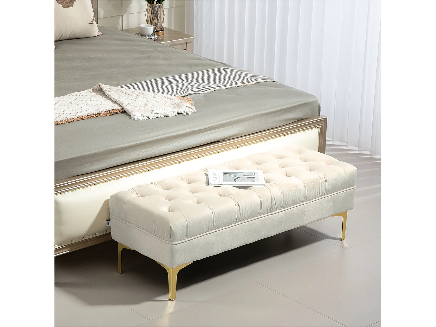 Banc banquette capitonnée style classique chic dim. 118L x 45l x 42H cm piètement métal doré velours beige