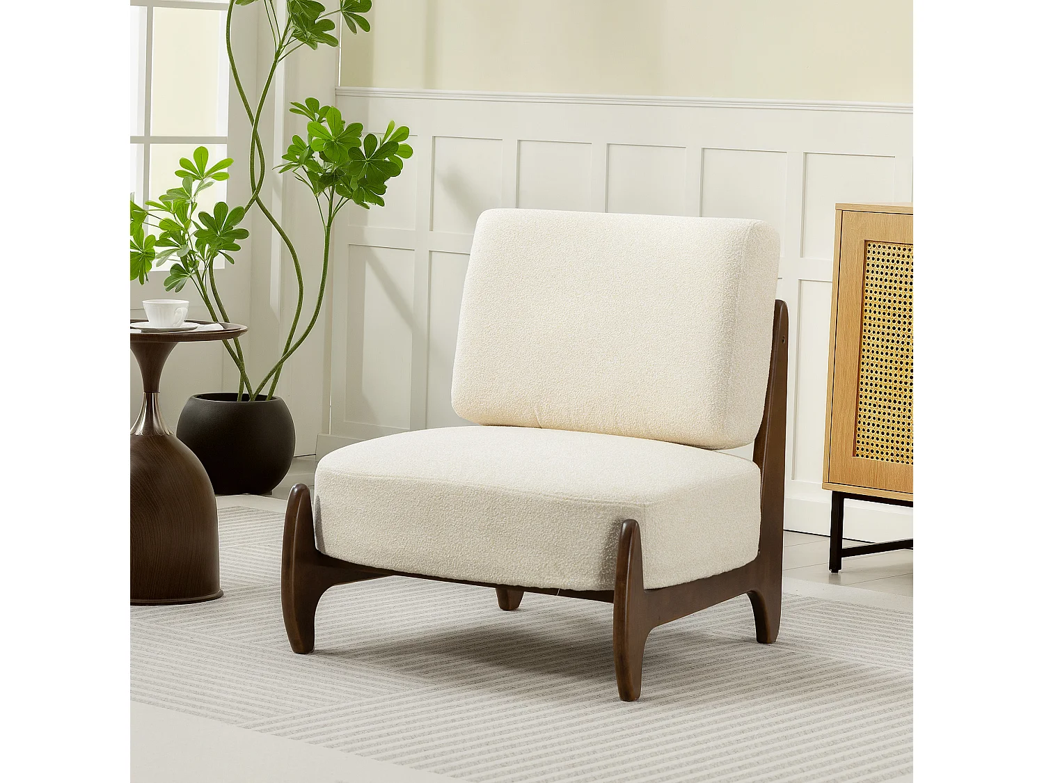 Fauteuil lounge design - fauteuil bas grand confort - bois hévéa foncé épais coussins tissu beige clair