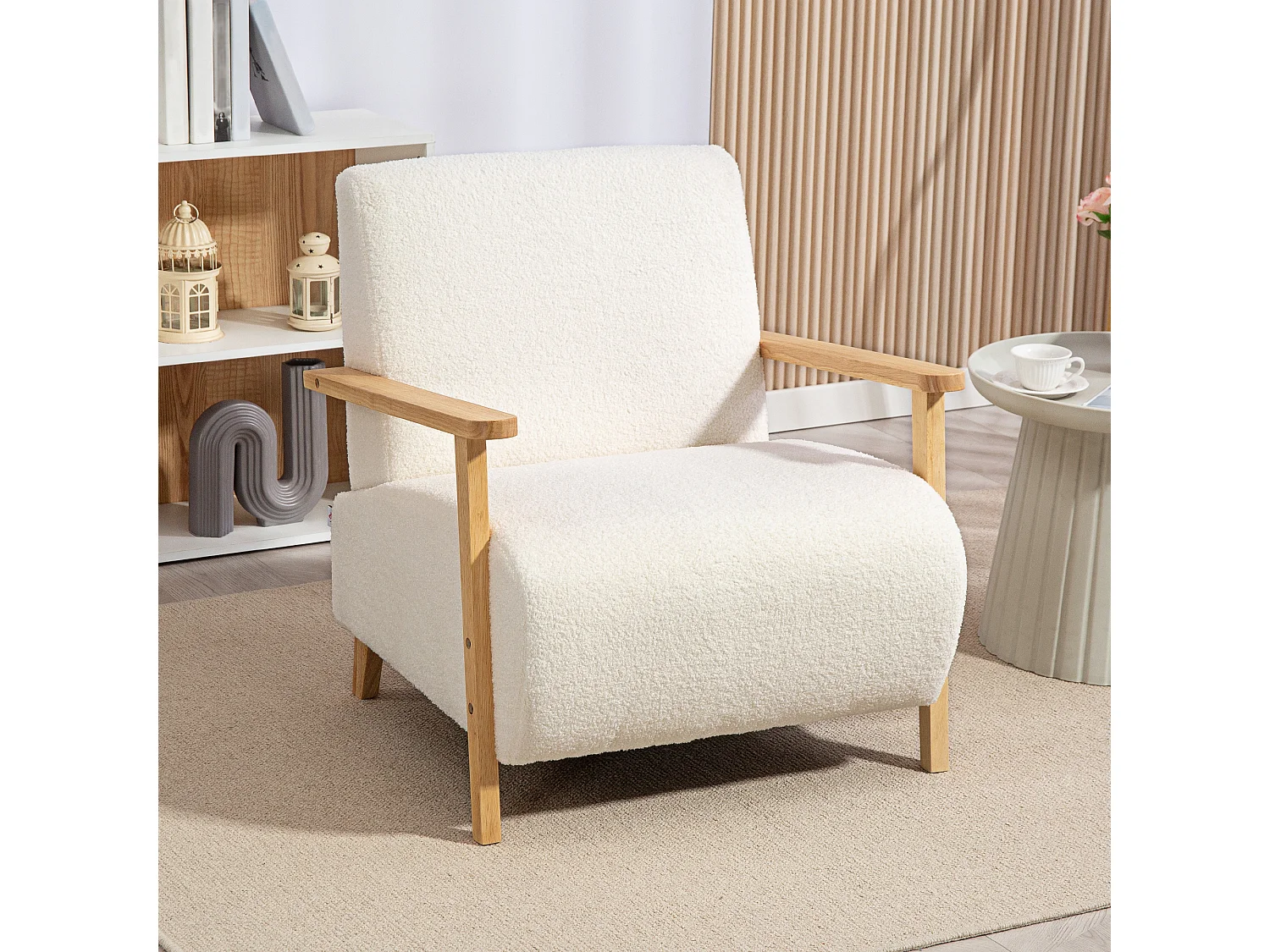 Fauteuil lounge style nordique effet laine bouclée crème structure bois