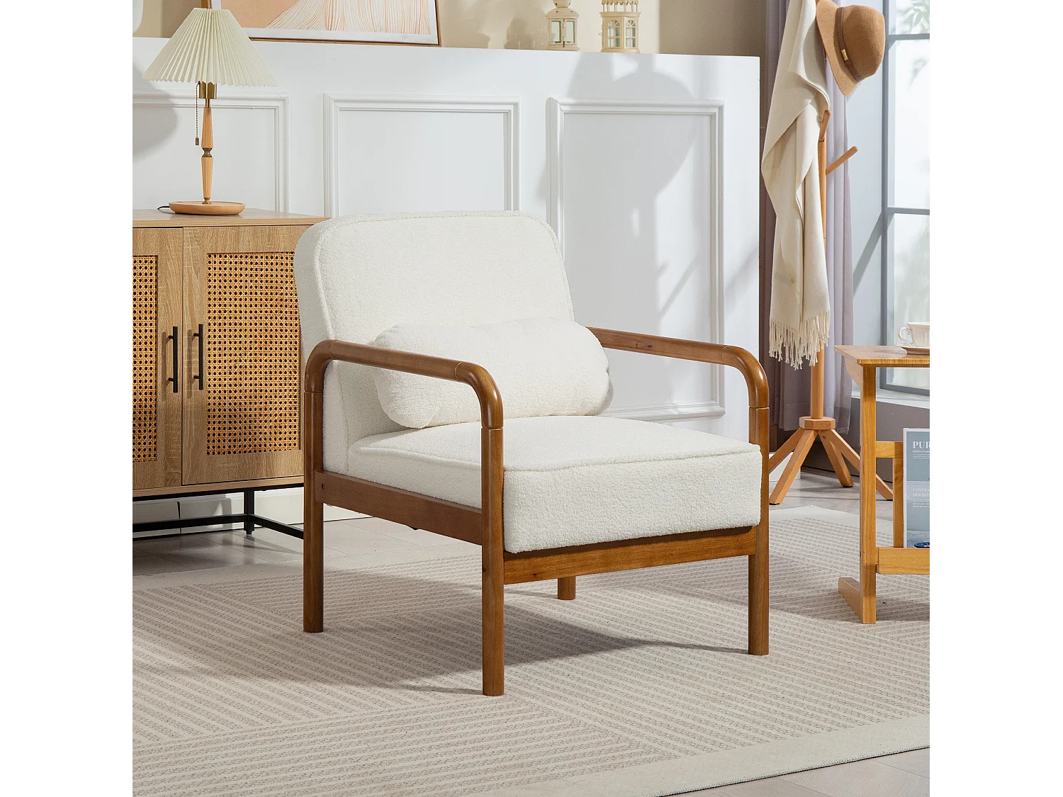 Fauteuil lounge design effet laine bouclée bois hévéa verni