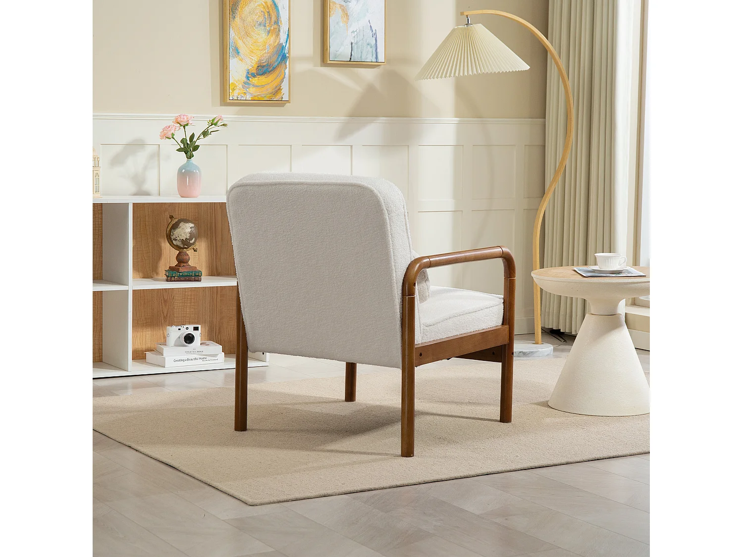 Fauteuil lounge design effet laine bouclée bois hévéa verni