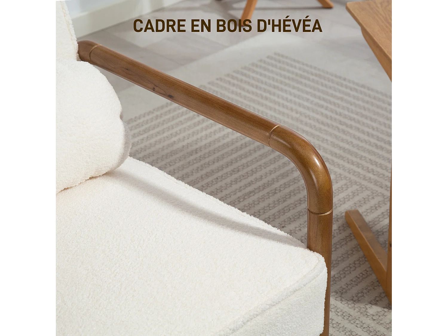 Fauteuil lounge design effet laine bouclée bois hévéa verni