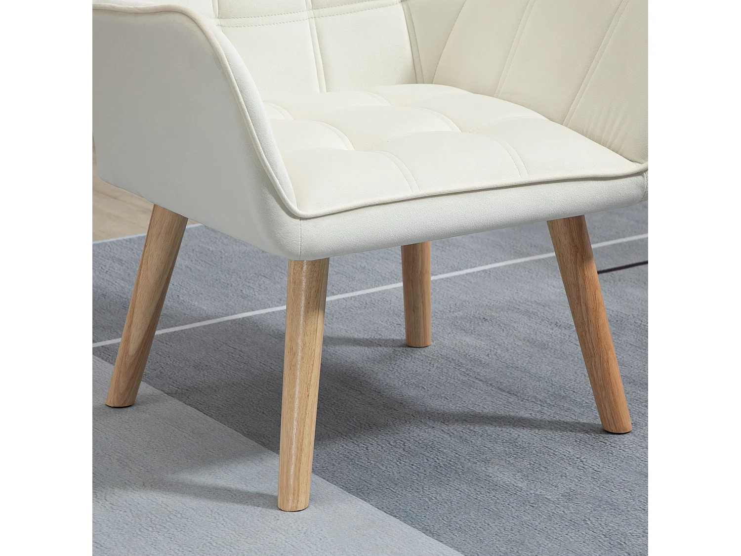 Fauteuil salon design scandinave - dossier accoudoirs enveloppant - piètement bois hévéa velours effet capitonné crème