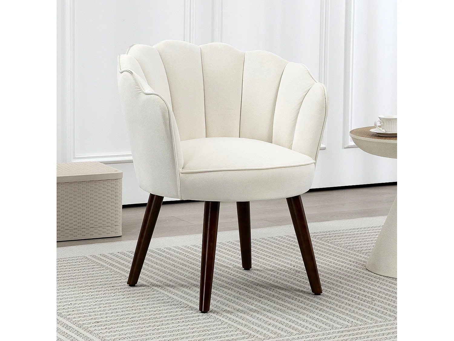 Fauteuil design coquillage piètement effilé bois d'hévéa dossier enveloppant strié aspect velours crème