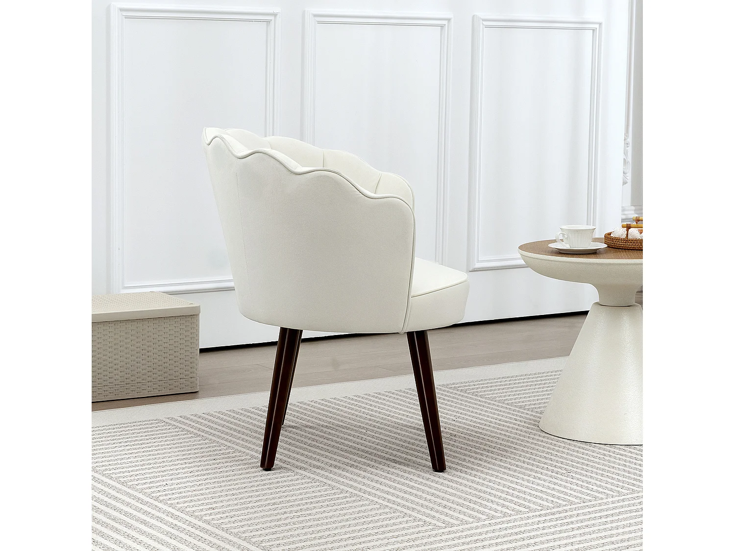 Fauteuil design coquillage piètement effilé bois d'hévéa dossier enveloppant strié aspect velours crème