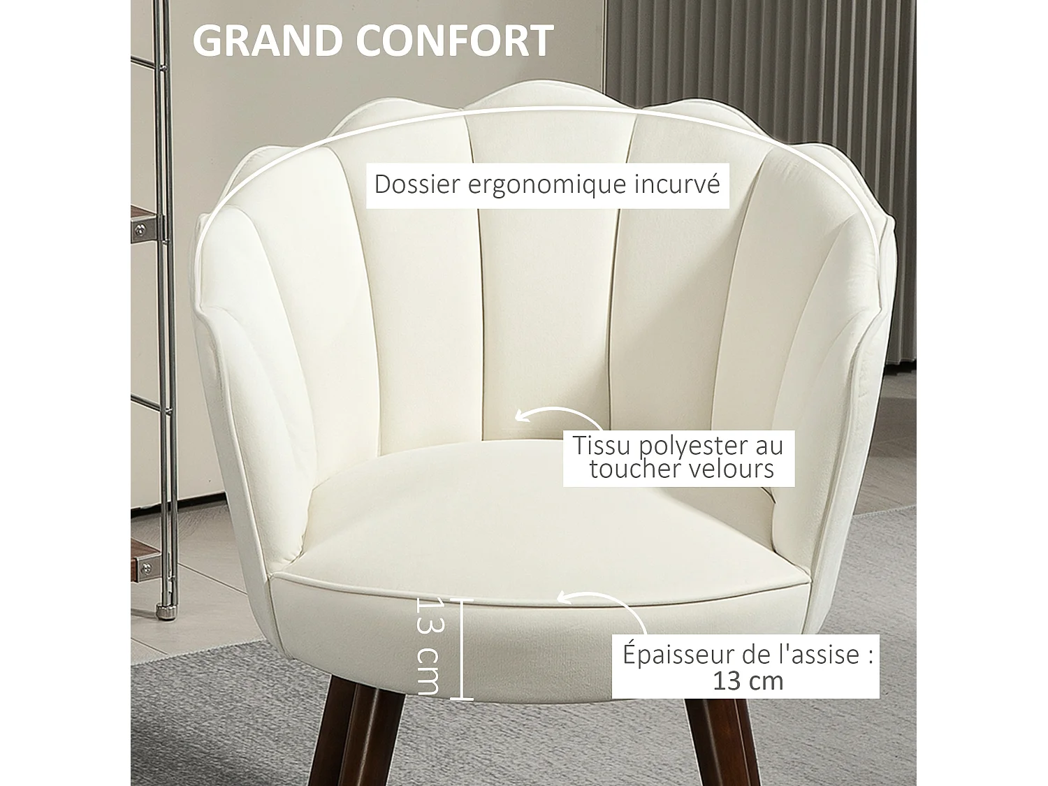 Fauteuil design coquillage piètement effilé bois d'hévéa dossier enveloppant strié aspect velours crème