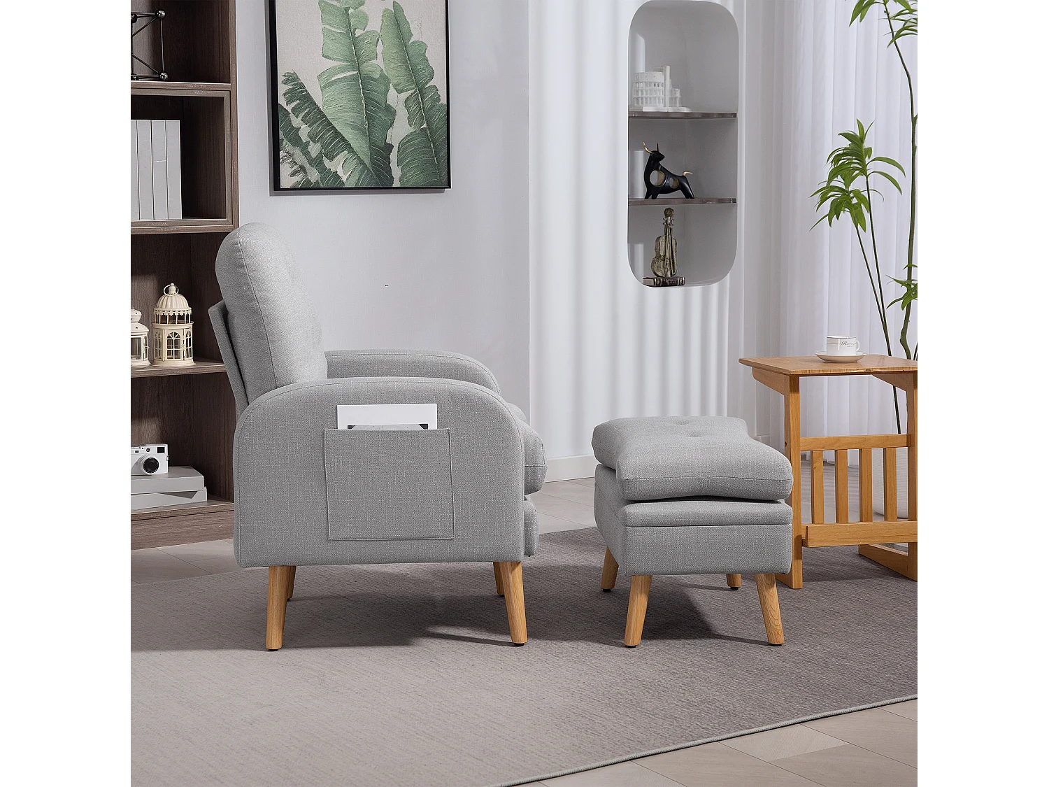 Fauteuil et repose-pieds design nordique grand confort piètement bois tissu effet lin aspect capitonné gris clair