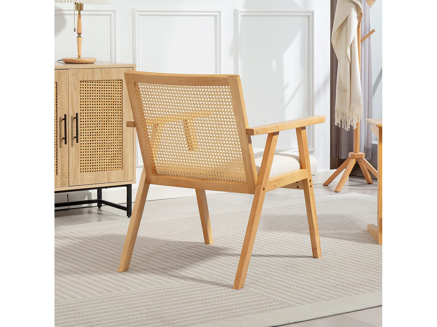 Fauteuil lounge en cannage et bois épais coussin toucher lin blanc cassé
