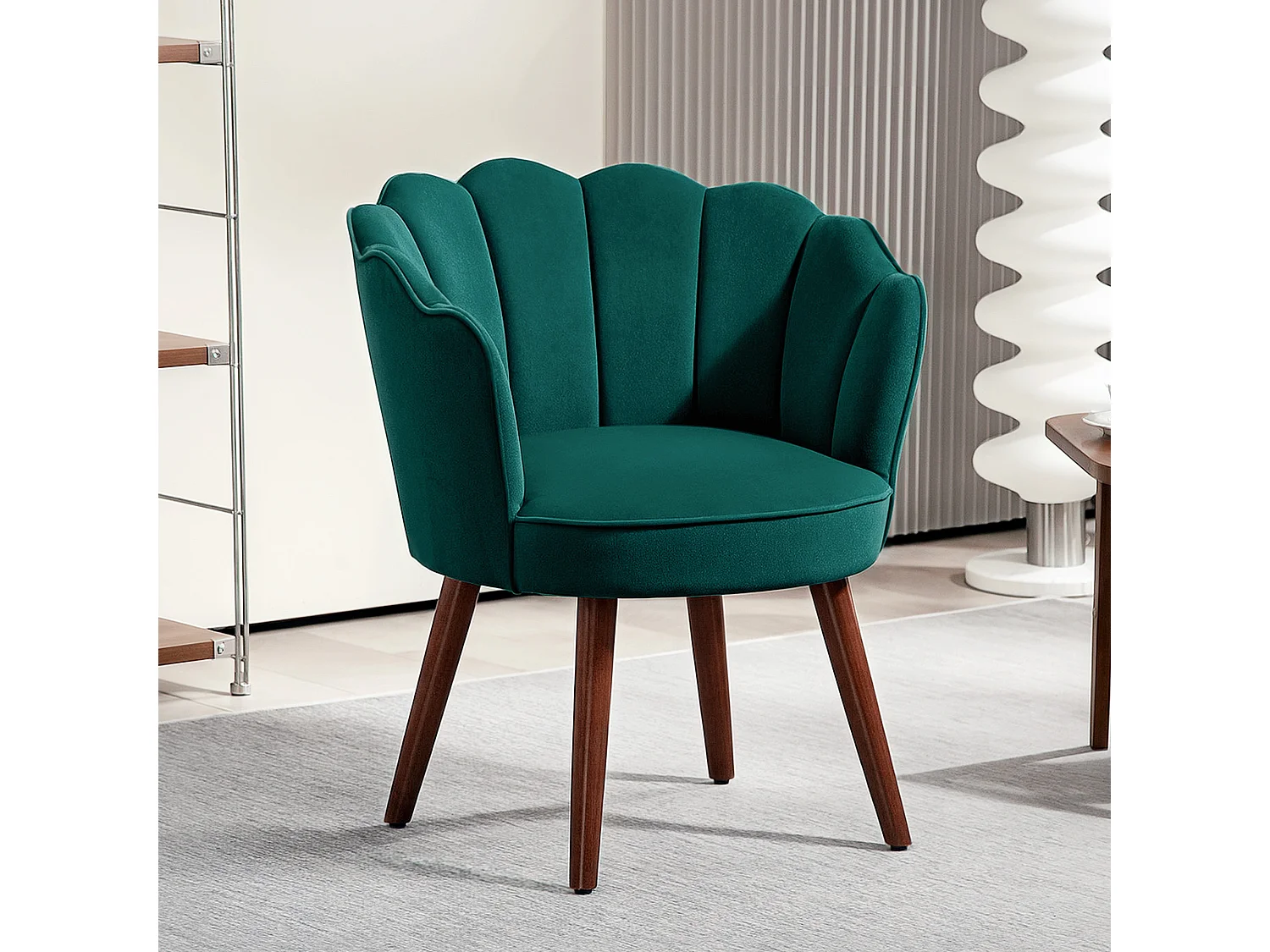 Fauteuil design coquillage piètement effilé bois d'hévéa dossier enveloppant strié aspect velours vert sapin