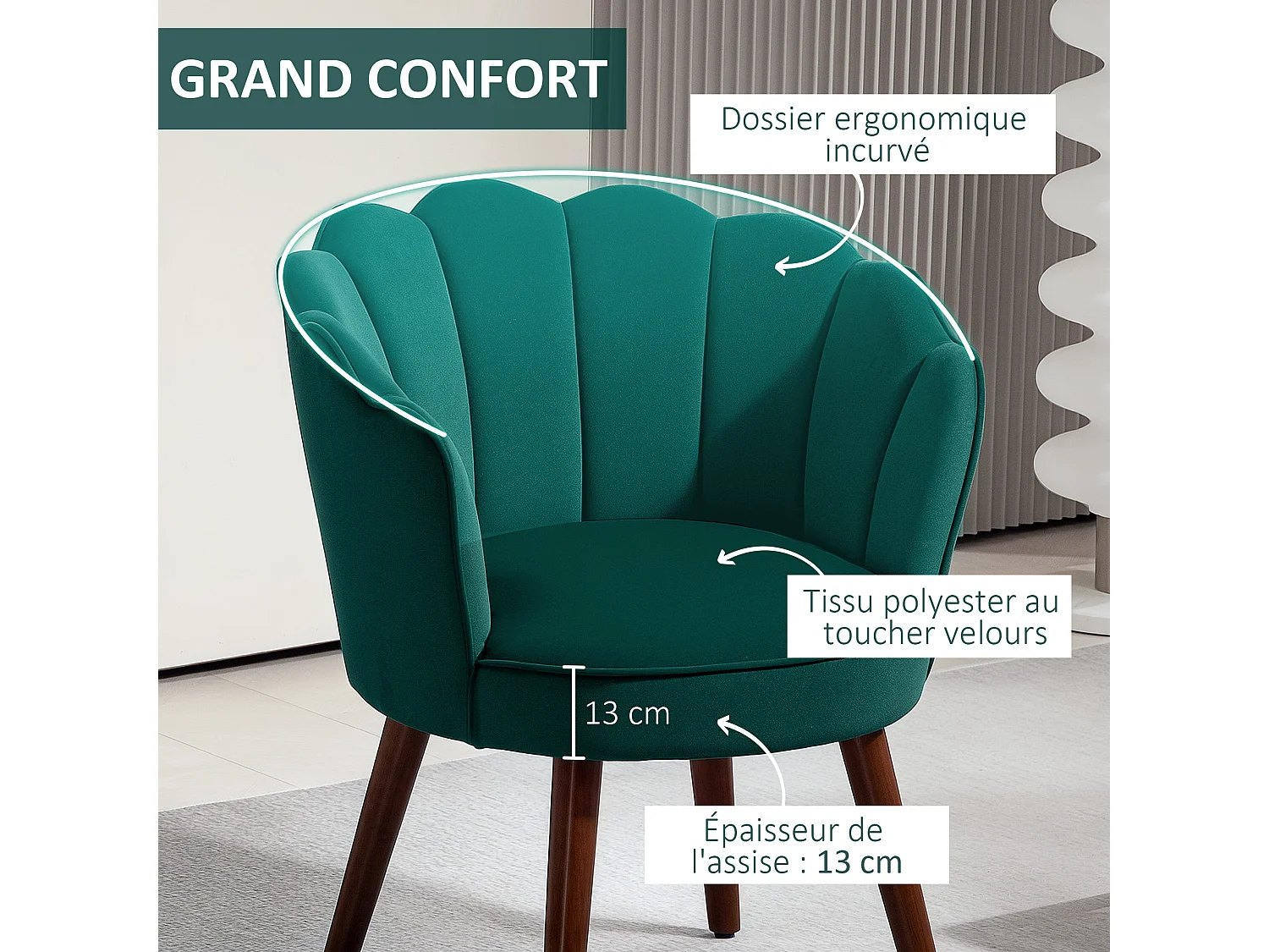 Fauteuil design coquillage piètement effilé bois d'hévéa dossier enveloppant strié aspect velours vert sapin