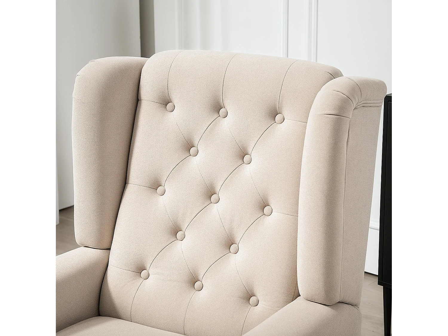 Fauteuil à oreilles style Chesterfield dossier capitonné grand confort bois noir tissu beige