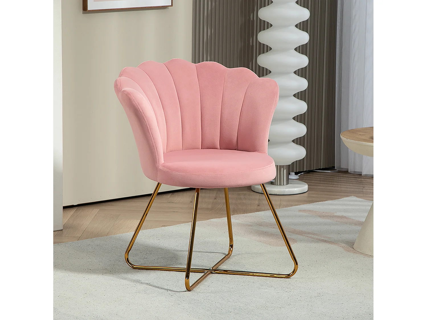 Fauteuil design coquillage piètement acier doré velours rose poudré