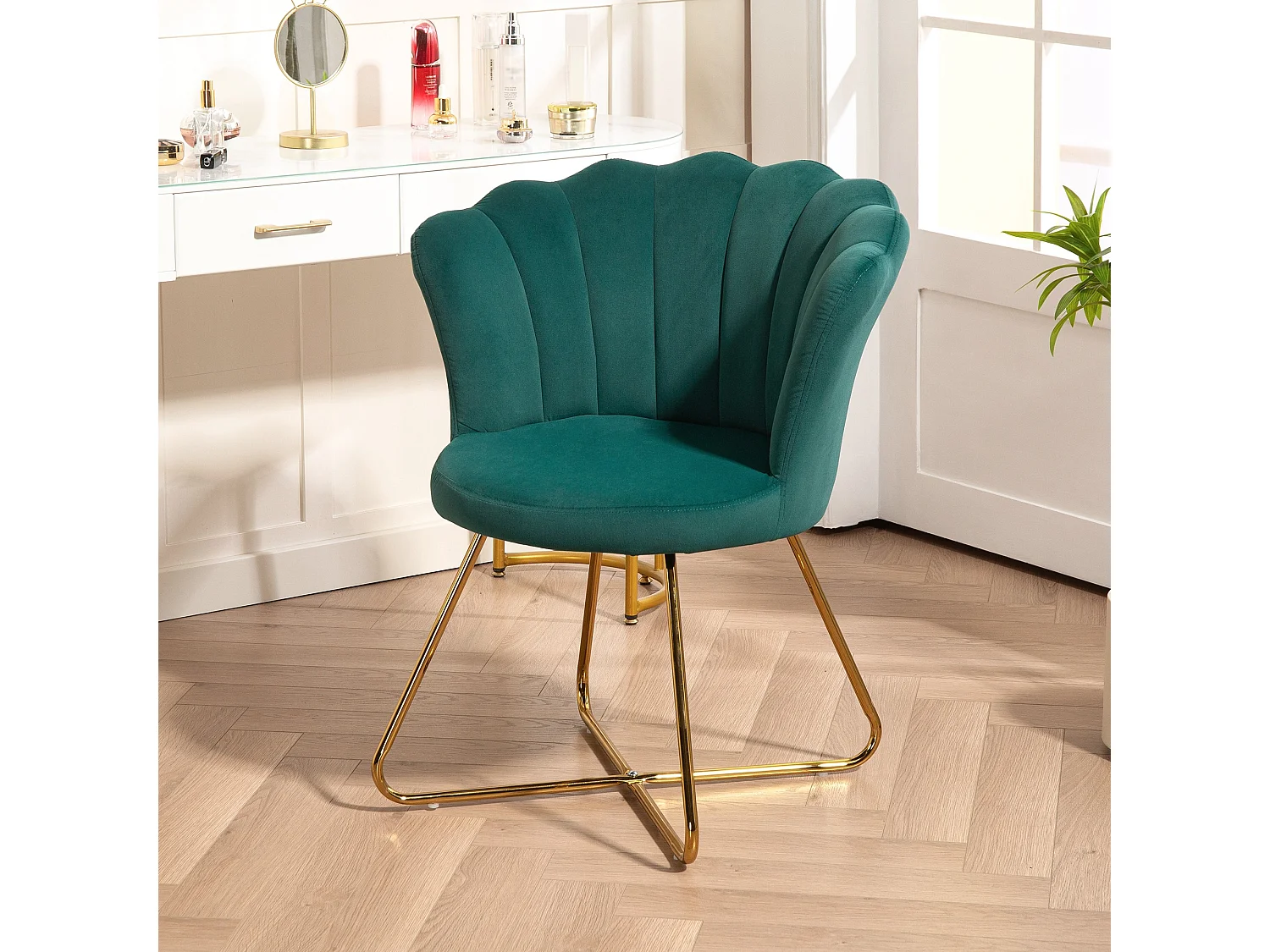 Fauteuil design coquillage piètement acier doré velours vert émeraude