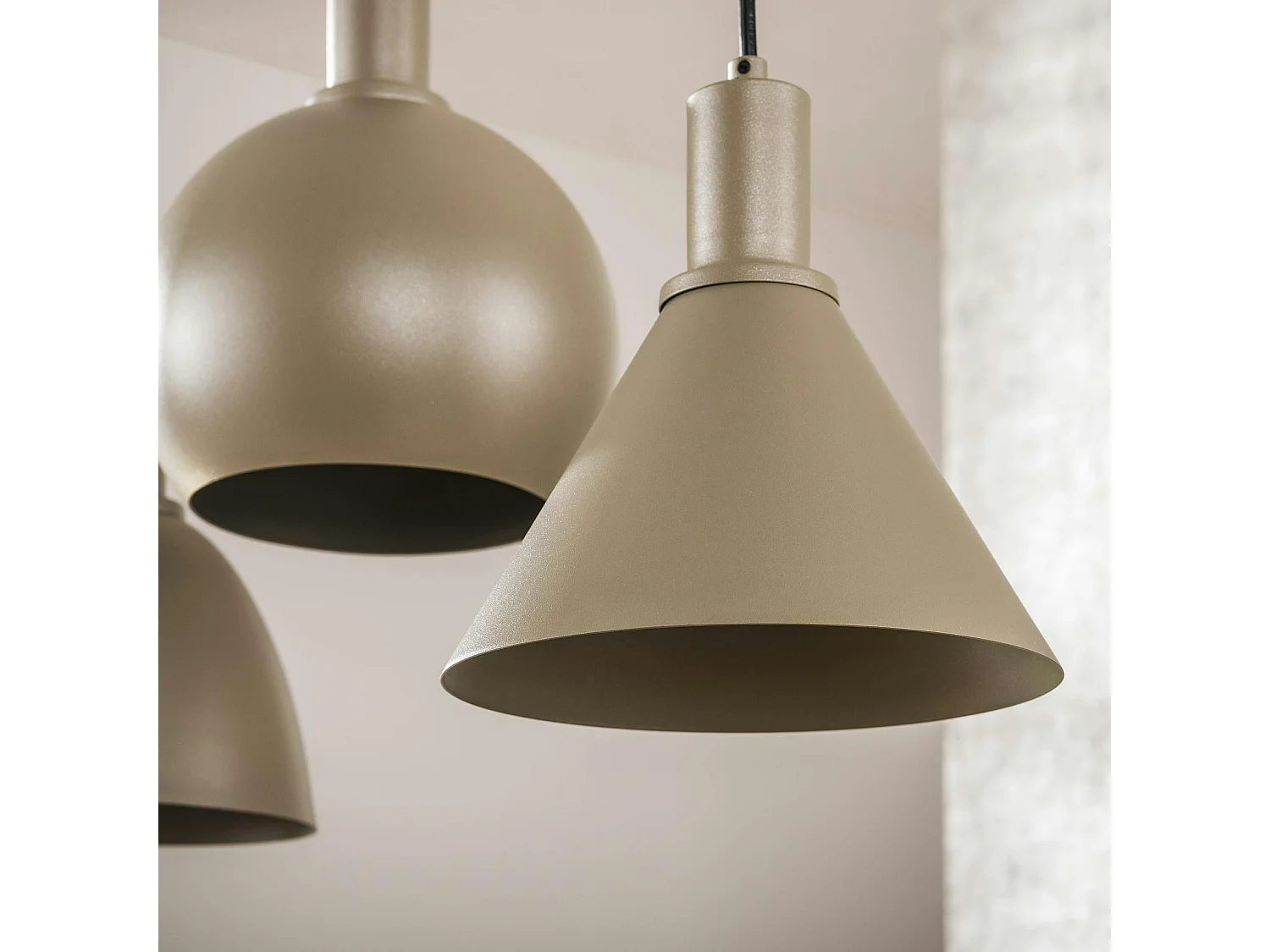 Suspension îlot cuisine 5 abat-jour métal beige TRIBECA