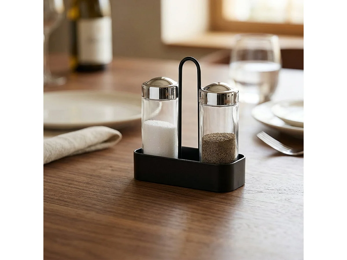 Set Salz und schwarzer Pfeffer mit Glasbehältern und Metallhalterung